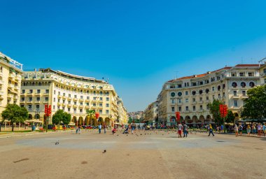 Thessaloniki, Yunanistan, 11 Eylül 2017: İnsanlar Aristotelous Meydanı Selanik'in merkezinde, Greec yürüyen