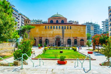 Thessaloniki, Yunanistan, 11 Eylül 2017: İnsanlar Ayasofya'nın kilise Selanik'te Greec doğru yürüyor