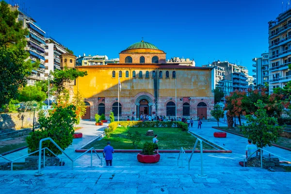 Thessaloniki, Yunanistan, 8 Eylül 2017: İnsanlar Ayasofya'nın kilise Selanik'te Greec doğru yürüyor