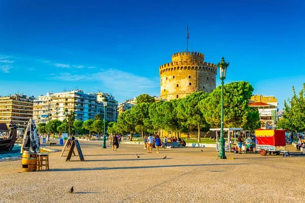 Thessaloniki Grekland September 2017 Människor Vandrar Strandpromenad Mot Vita Tornet — Stockfoto