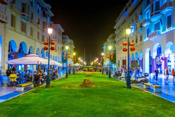 Thessaloniki Grécia Setembro 2017 Vista Noturna Pessoas Caminhando Praça Aristotélica — Fotografia de Stock