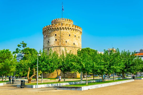 Thessaloniki, Yunanistan, 11 Eylül 2017: İnsanlar üzerinde bir sahil mesire Selanik'te Greec beyaz kule doğru yürüyor