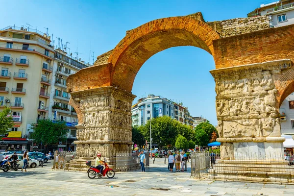 Thessaloniki Grecia Septiembre 2017 Gente Está Paseando Junto Arco Galerio —  Fotos de Stock