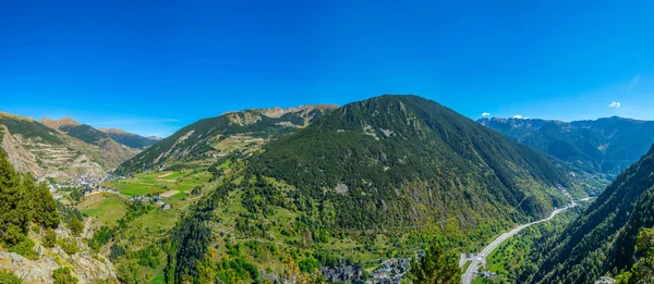 Andorr でピレネー山脈の斜面にある小さな村 — ストック写真