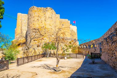 Beyaz yel değirmenleri ile Spai çevrili Consuegra kalede