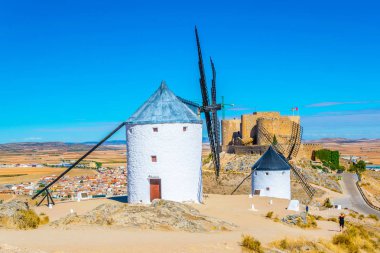 Beyaz yel değirmenleri ile Spai çevrili Consuegra kalede
