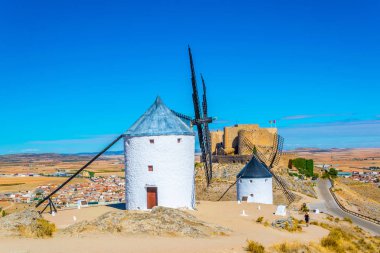 Beyaz yel değirmenleri ile Spai çevrili Consuegra kalede