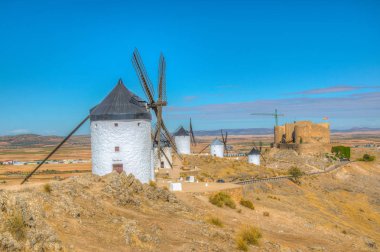 Beyaz yel değirmenleri ile Spai çevrili Consuegra kalede