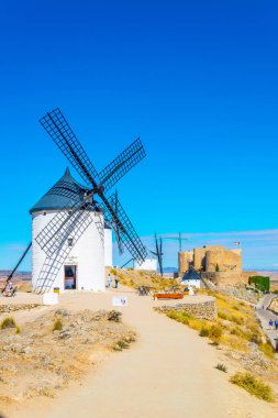 Beyaz yel değirmenleri ile Spai çevrili Consuegra kalede