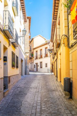 Toledo tarihi merkezi Spai dar bir sokakta