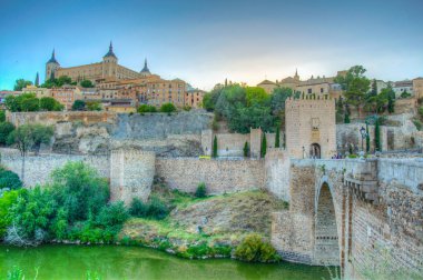 Gün batımı Alcantara görünümünü köprü nehir Tajo Alcazar castle adlı Toledo, Spai, arka plan ile üzerinde