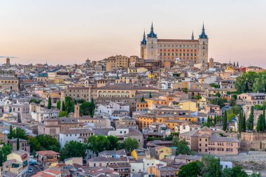 Cityscape Alcazar Kalesi'nin, Spai hakim bir Toledo gün batımı görünümü