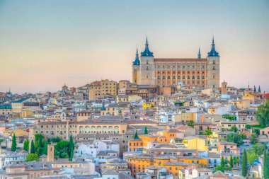 Cityscape Alcazar Kalesi'nin, Spai hakim bir Toledo gün batımı görünümü
