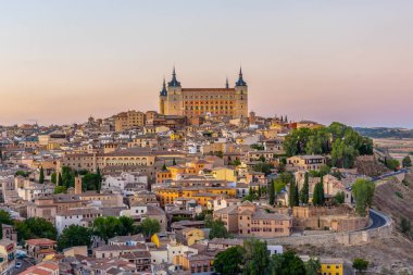 Cityscape Alcazar Kalesi'nin, Spai hakim bir Toledo gün batımı görünümü