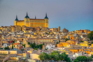 Cityscape Alcazar Kalesi'nin, Spai hakim bir Toledo gece görünümü