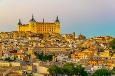 Cityscape Alcazar Kalesi'nin, Spai hakim bir Toledo gece görünümü