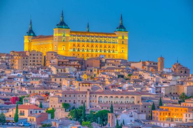 Cityscape Alcazar Kalesi'nin, Spai hakim bir Toledo gece görünümü