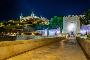Alcantara görünümünü gece köprü nehir Tajo Alcazar castle adlı Toledo, Spai, arka plan ile üzerinde