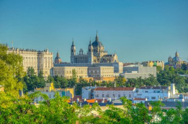 Madrid ile Santa Maria la Real de La Almudena Katedrali ve Kraliyet Sarayı, Spai manzarası