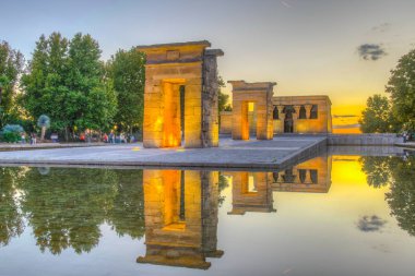 Gün batımı Tapınağı görünümünü debod gelirliler içinde