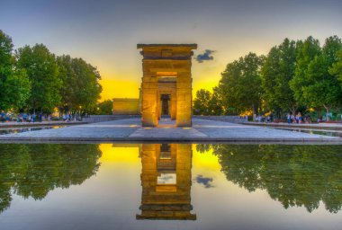 Gün batımı Tapınağı görünümünü debod gelirliler içinde