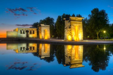 Gün batımı Tapınağı görünümünü debod gelirliler içinde