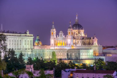 Gün batımı manzarası Madrid ile Santa Maria la Real de La Almudena Katedrali ve Kraliyet Sarayı, Spai görünümünü