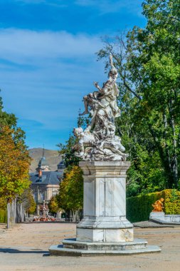 La Granja de San ettiler Spai içinde bir bahçe heykeli