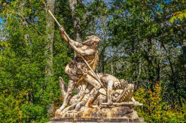 Timsah La Granja de San ettiler Spai içinde bir bahçede mücadele bir adam heykeli