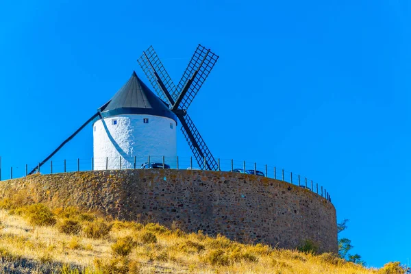 Традиционные Белые Ветряные Мельницы Consuegra Spai — стоковое фото