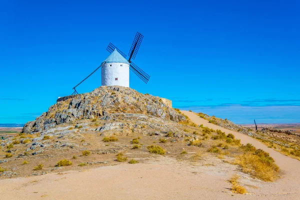 Traditionelle Weiße Windmühlen Bei Consuegra Spai — Stockfoto