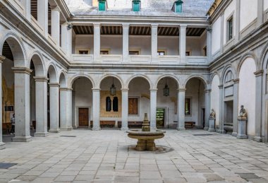 Sigarasız, iç avlu Alcazar de Segovia Spai içinde