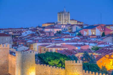Katedrali, Saint Salvador tarafından Spai hakim Avila cityscape gün batımı görünümü