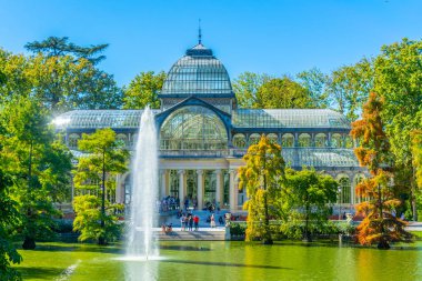 Çeşme önünde crystal palace Parque del Buen Retiro Madrid, Spai adlı bir havuzda