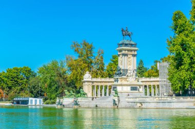 Kral XII. Alfonso Anıtı İspanya 'nın Madrid şehrinde yer almaktadır.