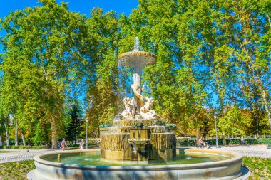 Madrid, Spai 'deki Parque del Buen Retiro' daki Fuente de los galapagos çeşmesi.