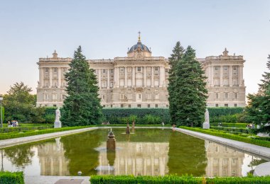 Madrid, İspanya Kraliyet Sarayı görüntülendi jardines de sabatini - de sabatini gardens