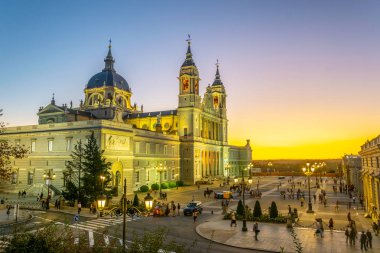 Madri Almudena Katedrali, gün batımı görünümü