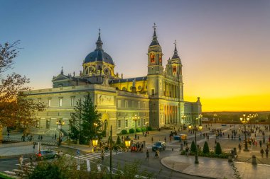 Madri Almudena Katedrali, gün batımı görünümü