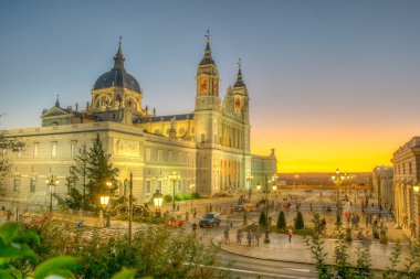 Madri Almudena Katedrali, gün batımı görünümü