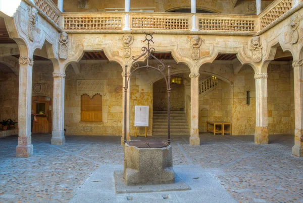 Binnenplaats Van Openbare Bibliotheek Gevestigd Het Huis Van Schelpen Salamanca — Stockfoto