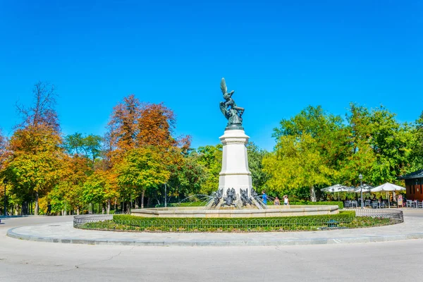 Parque del Buen Retiro Madrid, Spai, düşmüş bir melek Çeşmesi