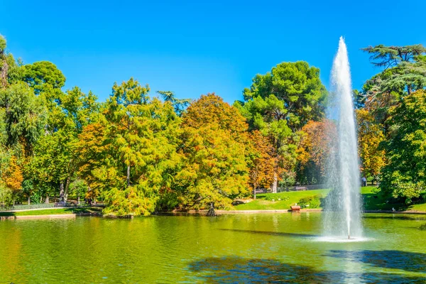 Фонтан Ставку Перед Кришталевий Палац Parque Del Buen Ретіро Мадриді — стокове фото