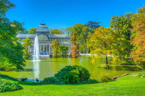 Фонтан Пруду Перед Хрустальным Дворцом Parque Del Buen Retiro Мадриде — стоковое фото