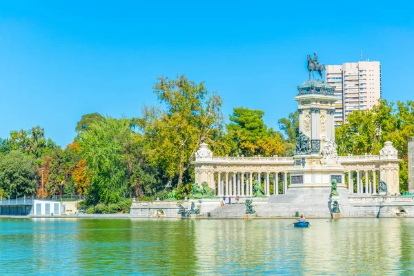 アルフォンソ12世記念碑はスペイン マドリードのBuen Retiro Parkに位置しています — ストック写真