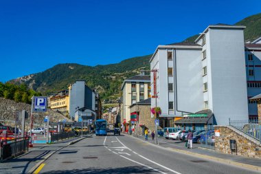Les Bons, Andorra, 29 Eylül 2017: Bir ticari sokak içinde merkezi Les Bons, Andorr görünümünü