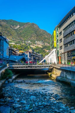 Andorra La Vella, Andorra, 29 Eylül 2017: Riverside, La Valira merkezi Andorra La Vell