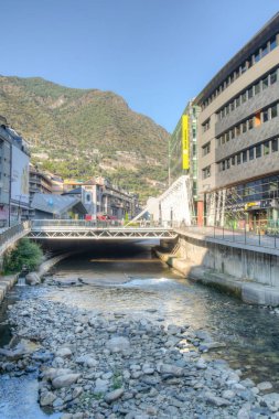 Andorra La Vella, Andorra, 29 Eylül 2017: Riverside, La Valira merkezi Andorra La Vell