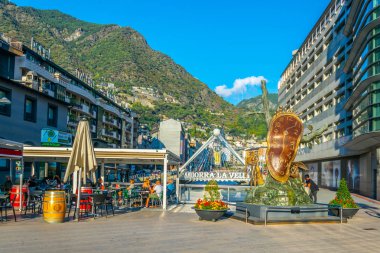Andorra La Vella, Andorra, 29 Eylül 2017: Soylu Temps heykeli Andorra la Vell 'de Salvador Dali tarafından tasarlandı