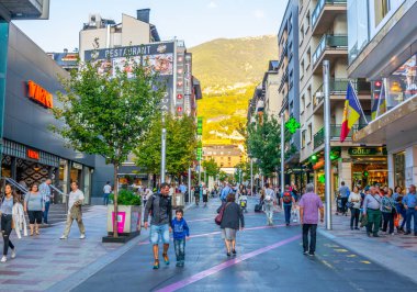Bir Andorra La Vella, Andorra, 29 Eylül 2017: İnsanlar Andorra la Vell bir alışveriş caddesi arasında gezinme